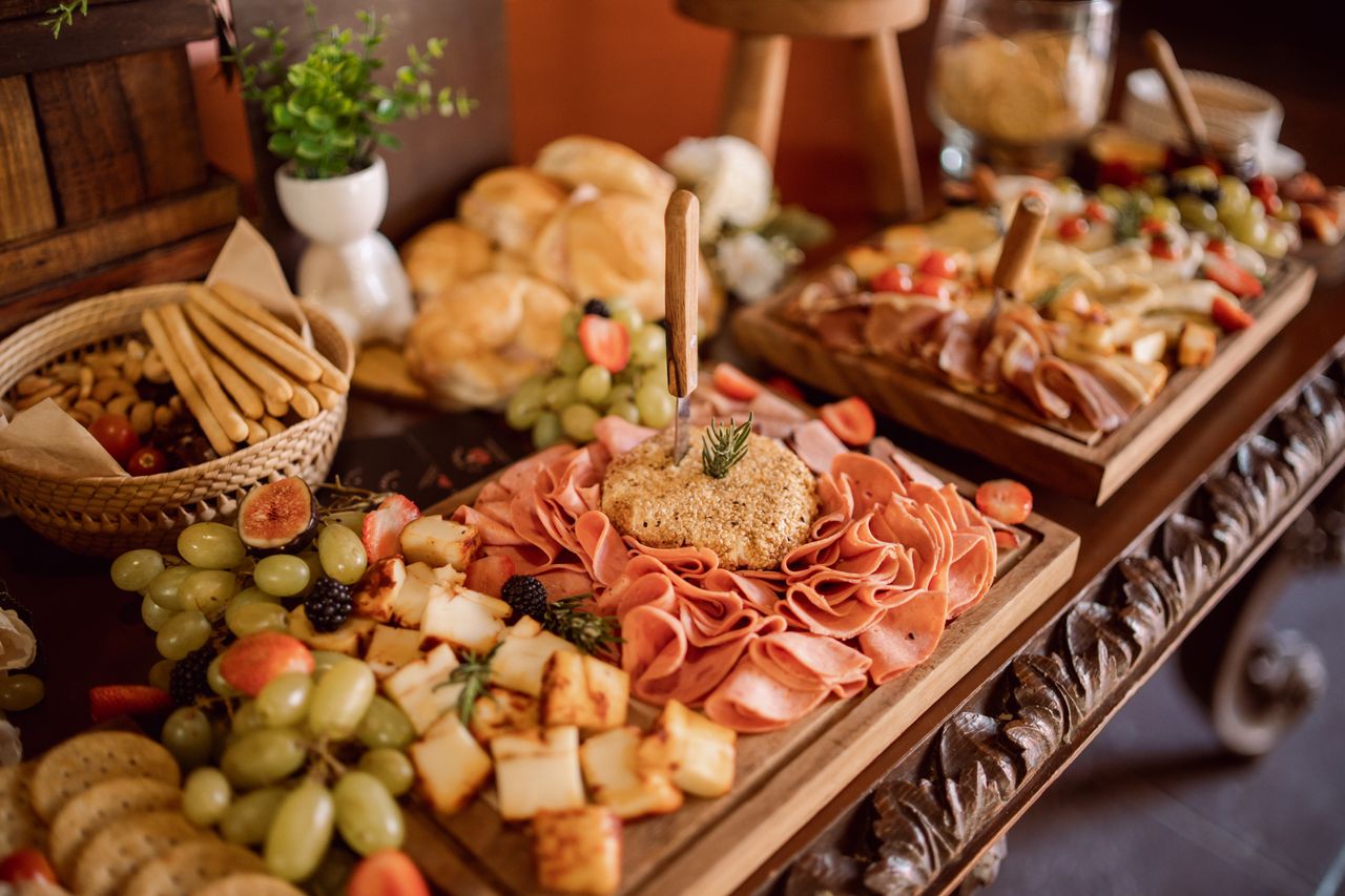 Üritused Delightful charcuterie board with meats, cheeses, and fresh fruits at an event setup.